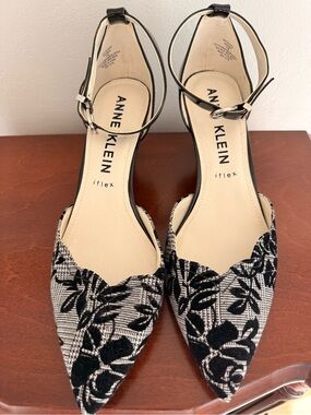 Anne Klein Black & Cream Floral Pointed-Toe Ankle-Strap Flats
